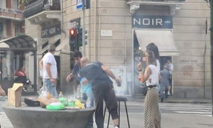 Scendono di casa e vanno a fare grigliata in mezzo alla strada