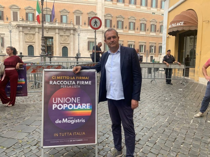 La corsa contro il tempo di De Magistris  per raccogliere le firme nel Biellese