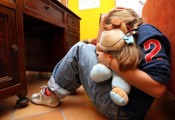 Abusi su una bimba di meno di 10 anni: massaggiatore di 75 anni condannato a sei anni