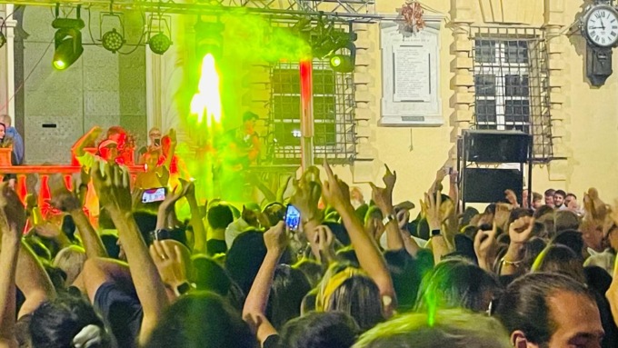 Back to Cancello, ieri sera piazza Cisterna piena… e si ballava anche sui balconi
