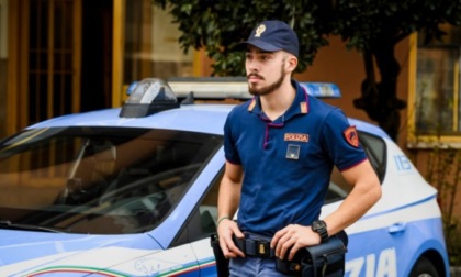 Si scattano selfie sul cofano della volante della Polizia: due identificati