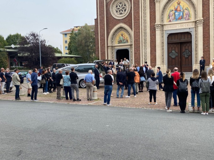Addio nella chiesa di San Paolo ad Andrea Maiolo che ora riposa accanto alla mamma