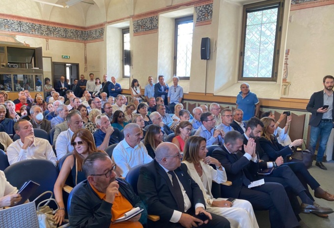 Delmastro si presenta e fa il pienone