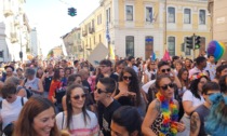 Biella si tinge di arcobaleno: almeno in 3mila alla sfilata del "Pride"