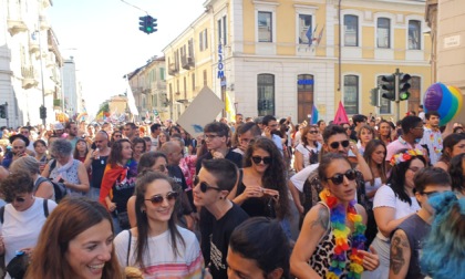 Biella si tinge di arcobaleno: almeno in 3mila alla sfilata del "Pride"