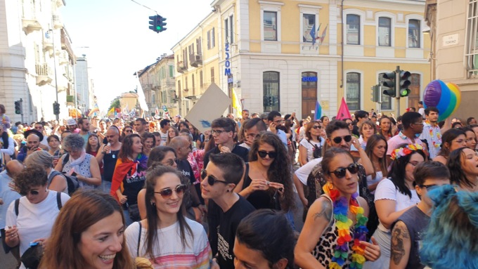 Biella si tinge di arcobaleno: almeno in 3mila alla sfilata del “Pride”
