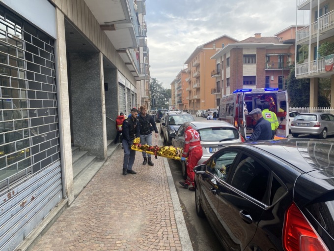 Cade dalle scale che scendono in cantina, pensionato trovato in un lago di sangue