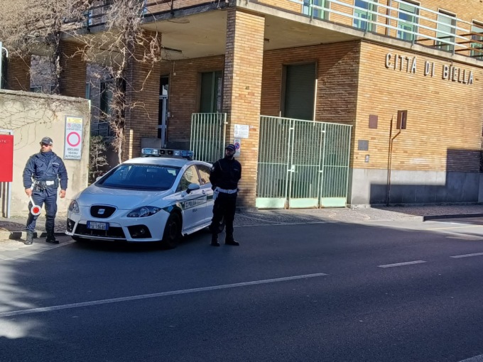 Cade per strada, soccorsa da Polizia locale e ambulanza