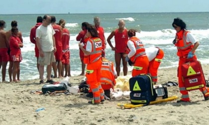 Tragedia in spiaggia a Rimini, turista piemontese muore mentre fa il bagno