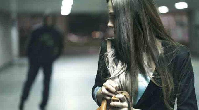Lo sfogo di una ragazza su facebook: “Un signore più vecchio di me da mesi mi perseguita”