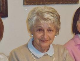 Il “pollice verde” di Vittorangela la “prof” mamma della camelia