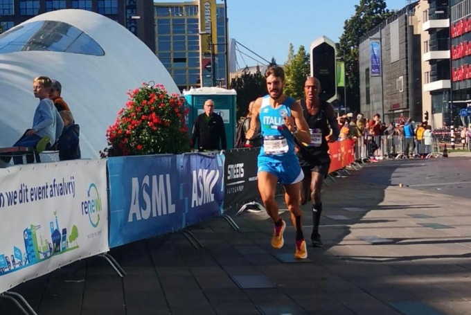 L’agente di polizia locale Ferrarotti brilla alla maratona di Eindhoven