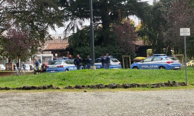 Blitz in corso della Polizia ai giardini