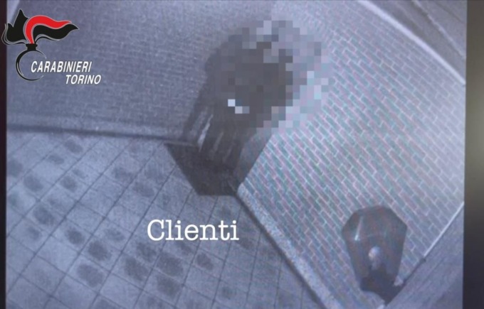Sesso in cambio di crack, scoperta casa d’appuntamenti: tre arresti