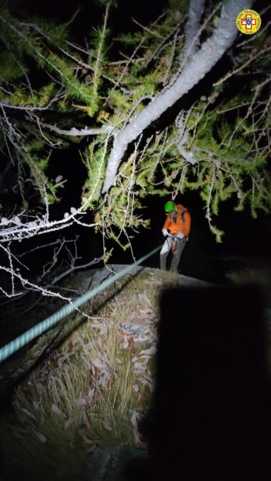 Due alpinisti bloccati in parete salvati di notte dal Soccorso alpino: infreddoliti ma illesi