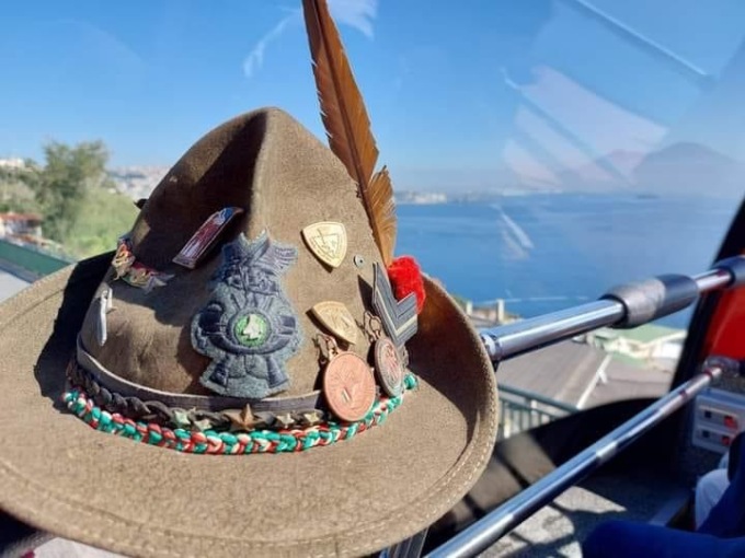 Scambio cappello al centenario degli Alpini. Chi ha preso questo?