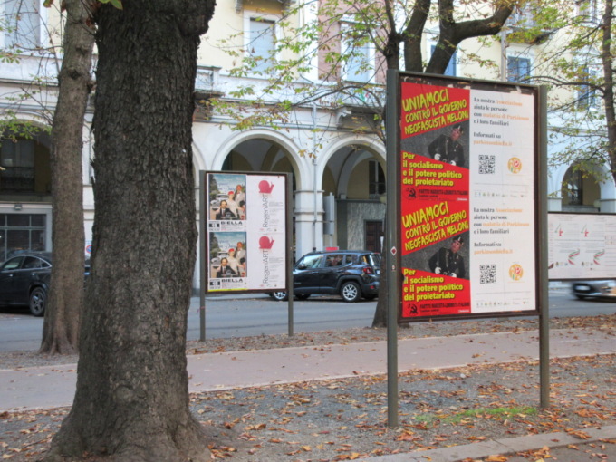 Biellese tappezzato di manifesti contro il governo Meloni