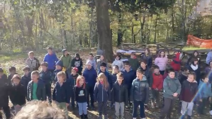 Ecco i bambini che cantano alla “Giornata nazionale dell’albero”