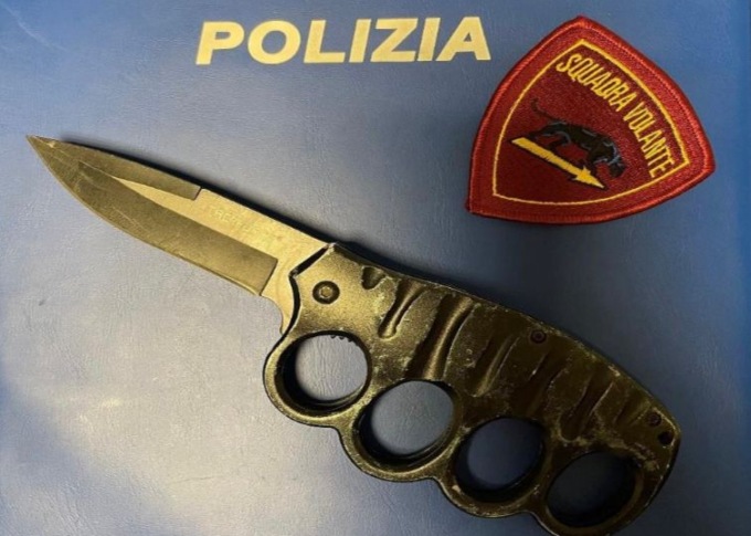Biella, girava con un tirapugni con lama a scatto: denunciato
