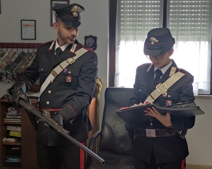 Trasporta un fucile senza autorizzazione e perde… una pistola Beretta