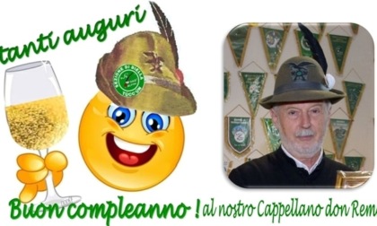 Gli auguri di buon compleanno al Cappellano degli Alpini biellesi don Remo Baudrocco