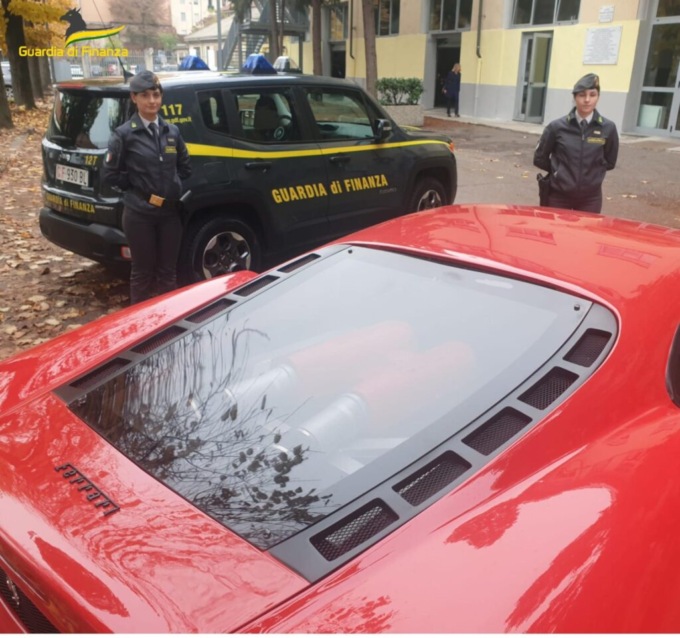 Giovane di 26 anni alla guida di una Ferrari… falsa. Sotto la carrozzeria c’era  una Toyota