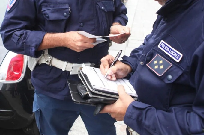 Fermato dai vigili senza patente. Auto sequestrata 3 mesi e denuncia