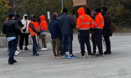 Lavoratori di una cooperativa protestano davanti ai cancelli della discarica di Cavaglià