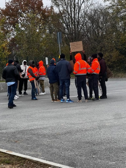Lavoratori di una cooperativa protestano davanti ai cancelli della discarica di Cavaglià