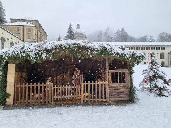 Oropa sotto la neve: le suggestive immagini del Santuario imbiancato