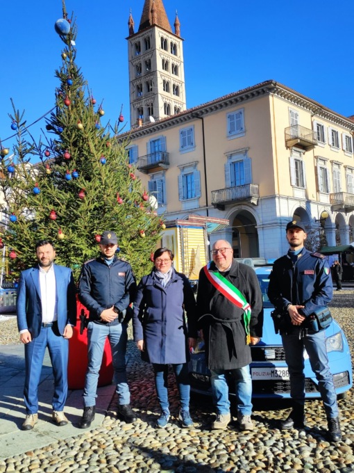 Comune e Questura decorano un albero in piazza Duomo