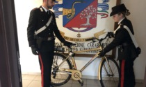 Si presenta a firmare il registro dai Carabinieri in sella... a una bici rubata. Di nuovo denunciato