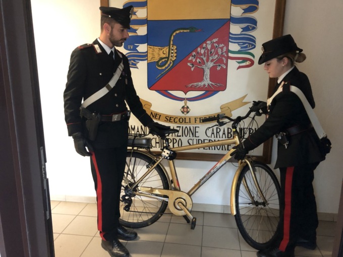 Si presenta a firmare il registro dai Carabinieri in sella… a una bici rubata. Di nuovo denunciato