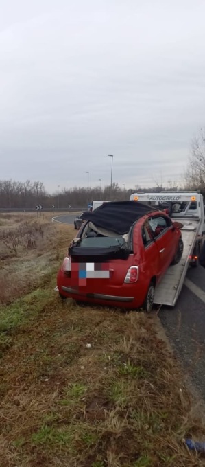 Perde controllo dell’auto, ragazzo finisce fuori strada