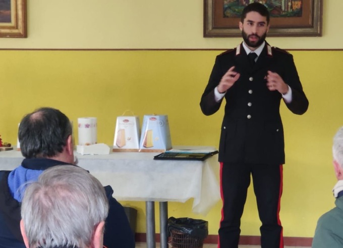Lezione dei Carabinieri ai pensionati di Pray contro i truffatori porta a porta
