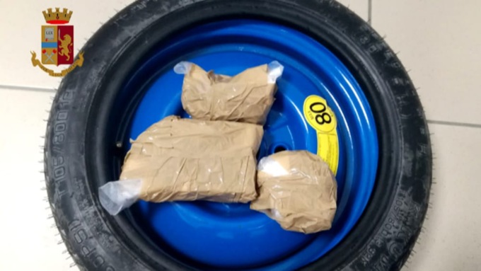 Corriere maldestro: un chilo di cocaina al posto della ruota di scorta… lasciata in bella vista sul sedile posteriore