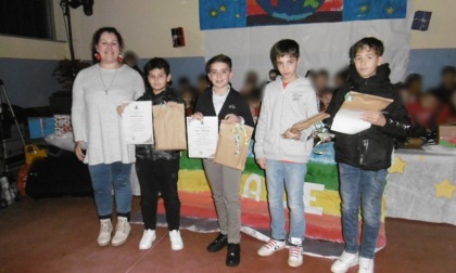 Premiati dal Comune di Benna i cinque migliori studenti che hanno completato la scuola primaria