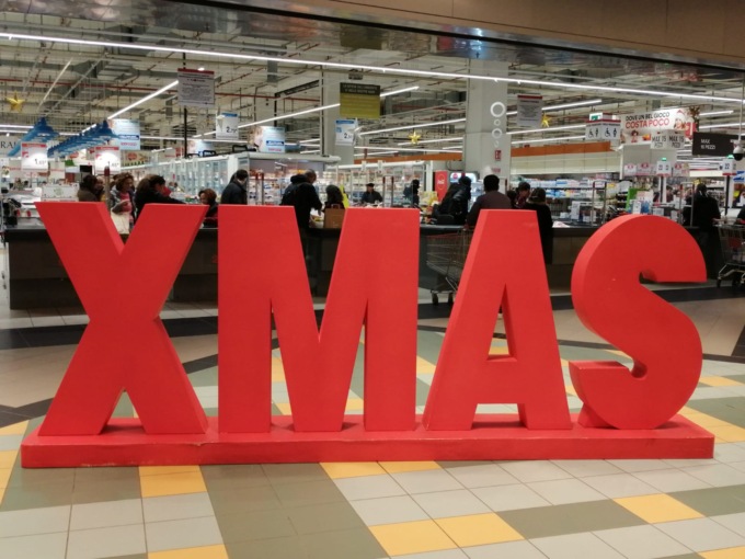 L’abbreviazione del Natale e la Decima Mas. L’ironia di destra sulla Coop