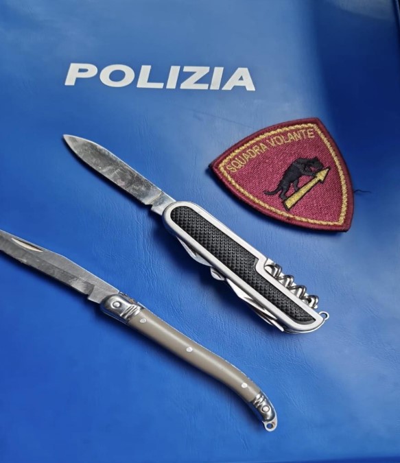Fermato per un controllo, aveva due coltelli in tasca: denunciato