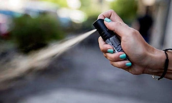 Cliente violento al Penny Market steso da una guardia con lo spray al peperoncino
