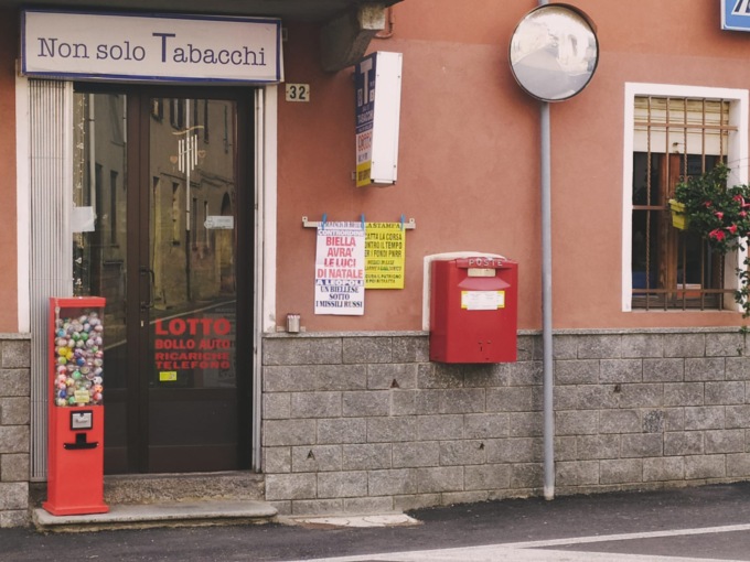 «Voglio ringraziare chi mi ha infilato un pezzo di ferro nella serratura»: la denuncia social di una tabaccheria biellese