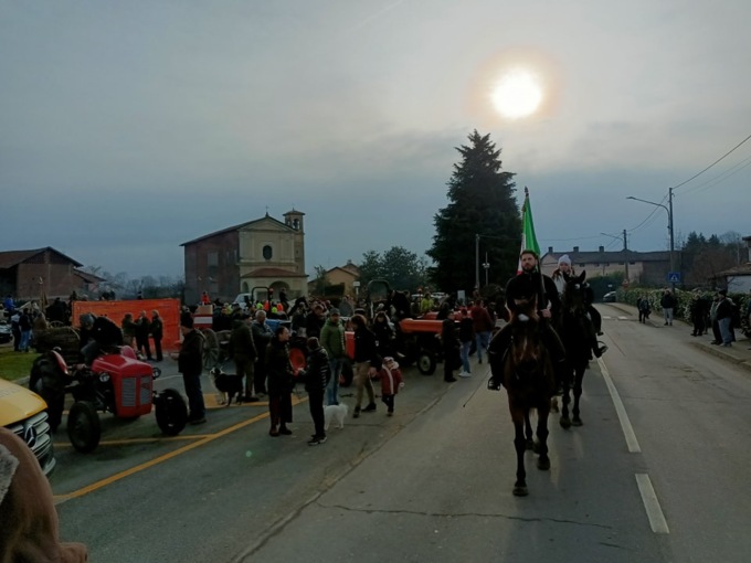 Grande successo per la festa del Ringraziamento a Benna e la sfilata dei carrettieri – FOTO