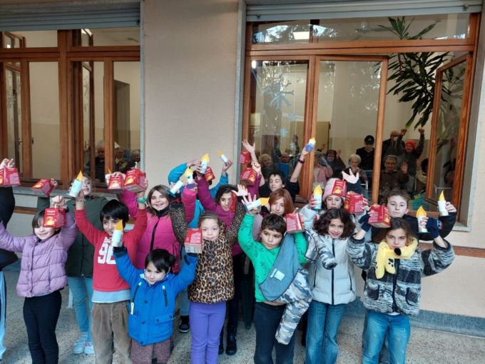 Lo scambio di doni tra i bambini della scuola e gli anziani della casa di riposo