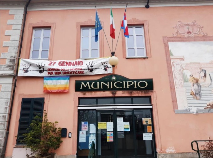 Uno striscione sulla facciata del municipio per non dimenticare le vittime dell’Olocausto
