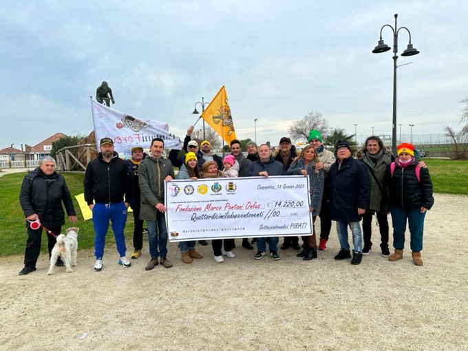 Tanti amici ai piedi del Monumento Pantani: buon compleanno Pirata!