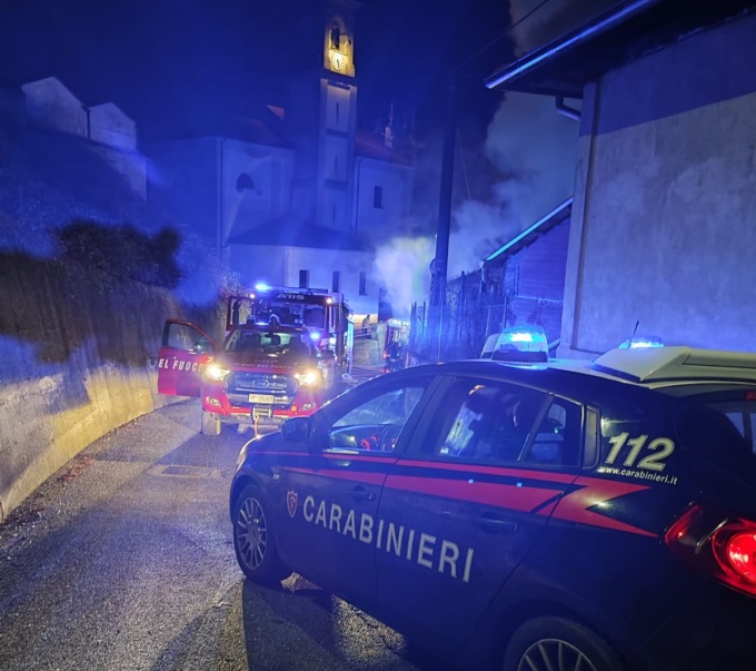 Quaregna: cittadini svegliati all’alba dal rogo di una legnaia