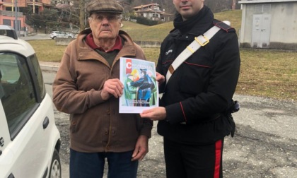 Opuscolo antitruffe consegnato a un anziano durante un controllo per strada dei Carabinieri