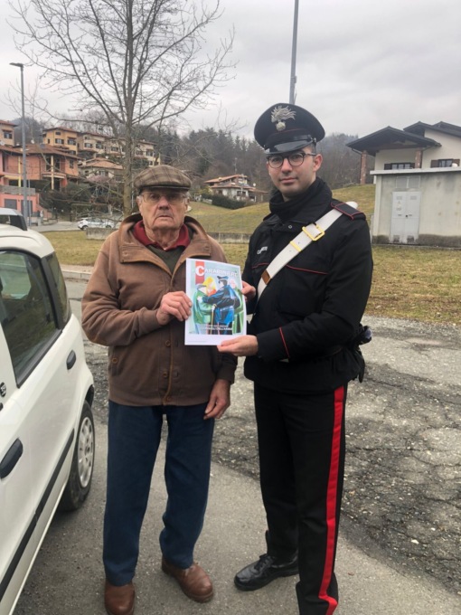 Opuscolo antitruffe consegnato a un anziano durante un controllo per strada dei Carabinieri
