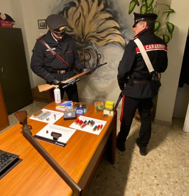 Armi e munizioni detenute in casa in modo illegale: denunciato un pensionato di 83 anni di Valdilana