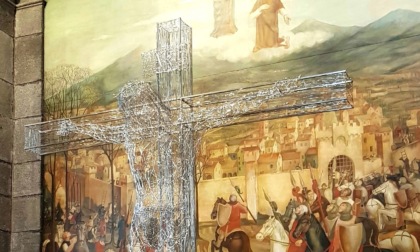 L'originale Cristo Crocifisso in acciaio di Bettin dalla Basilica Vecchia di Oropa a quella nuova